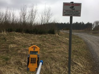 Značka u vstupu na haldy