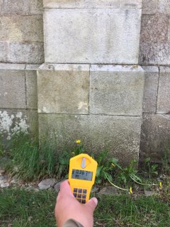 Aktivnější místo přímo u zdi kostela