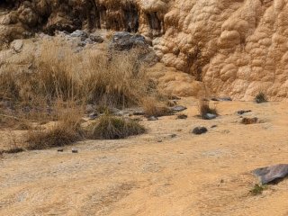 Průsmyk Jvari, přírodní úkaz ''venkovní jeskyně'' - კობის ტრავერტინები, Jvari Pass Travertine Natural Monument