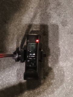 Škvrna (xenolit?) v chodníku.