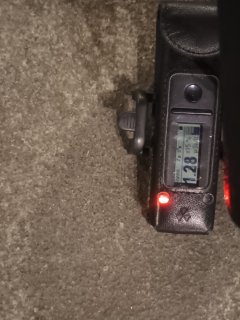 Škvrna (xenolit?) na chodníku