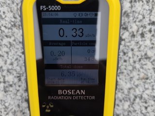 Žulové obložení u přesunutého kostela Nanebevzetí Panny Marie v Mostě