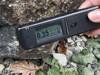 Kameny blokující vjezd k památníku