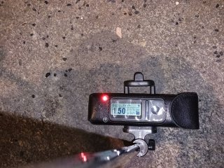 Škvrna (xenolit?) na chodníku