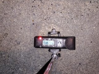 Škvrna (xenolit?) na chodníku