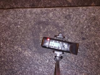 Škvrna (xenolit?) na chodníku