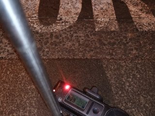 Škvrna (xenolit?) na chodníku