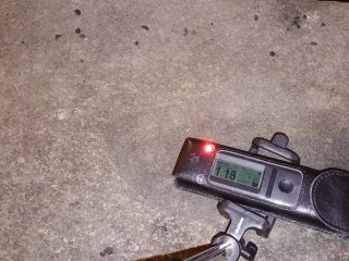 Škvrna (xenolit?) na chodníku