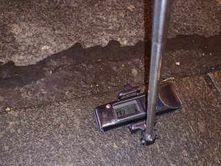 Škvrna (xenolit?) v obrubníku