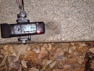 Škvrna (xenolit?) v obrubníku