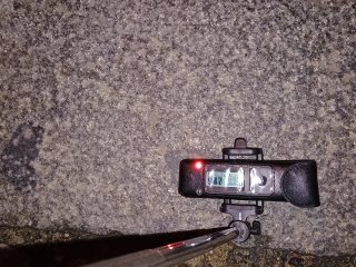 Škvrna (xenolit?) v obrubníku