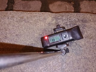 Škvrna (xenolit?) v obrubníku