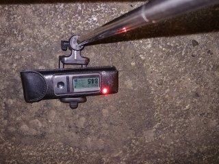 Škvrna (xenolit?) v obrubníku