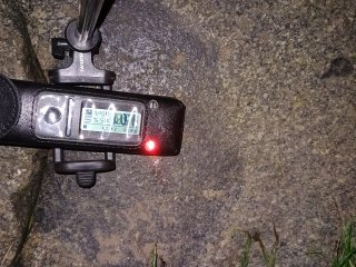 Škvrna (xenolit?) v obrubníku