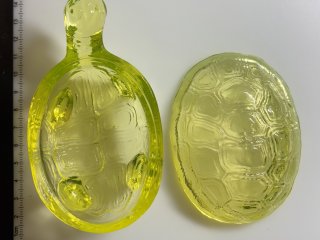 Uranové sklo - želva - dóza (současná výroba)