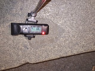 Škvrna (xenolit?) v obrubníku