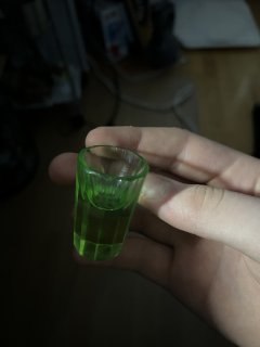 Panák z uranového skla