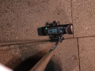 Škvrna (xenolit?) na chodníku