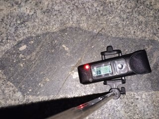 Škvrna (xenolit?) na chodníku