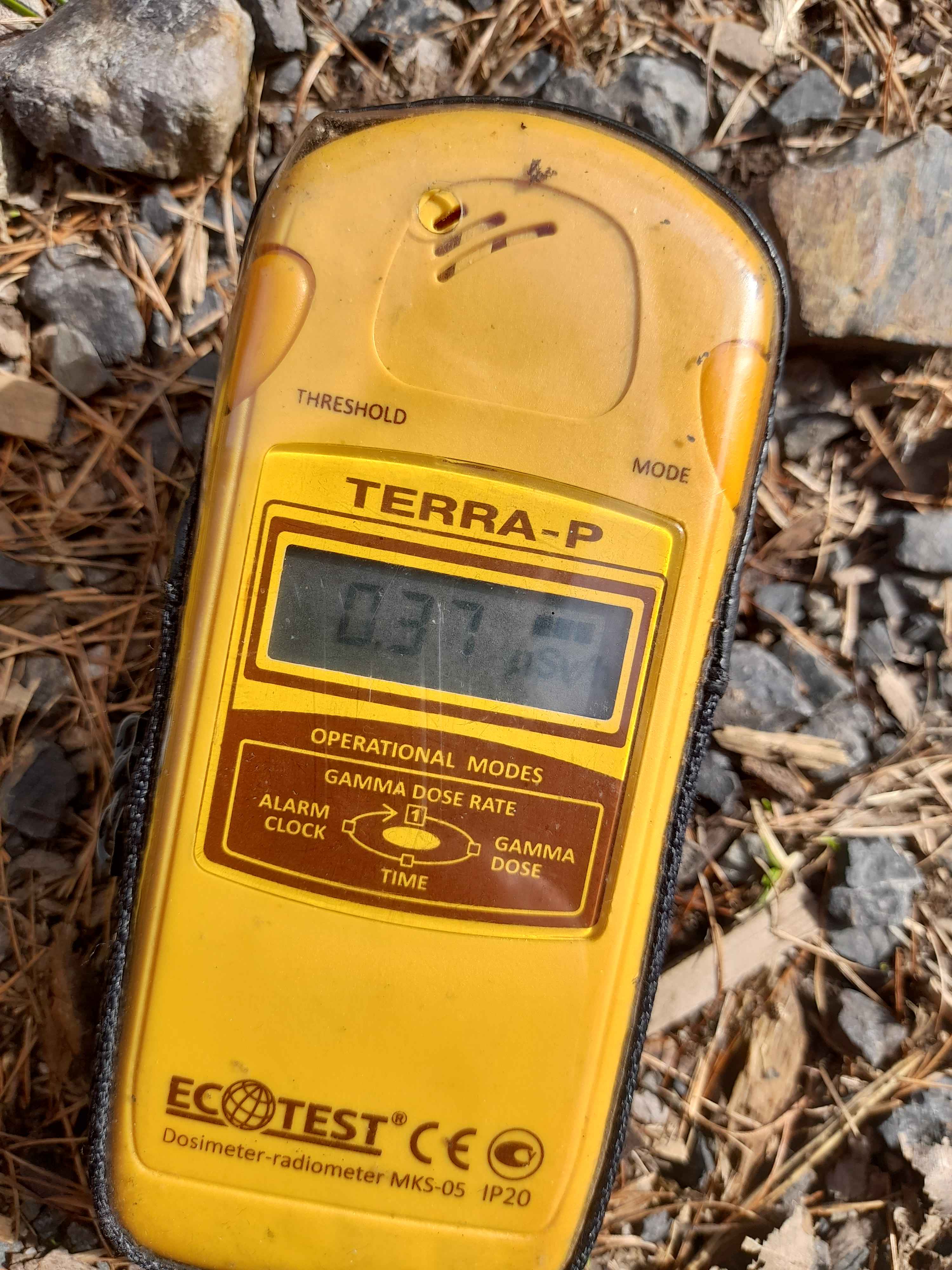 sterkem vysipana cesta s Oseče