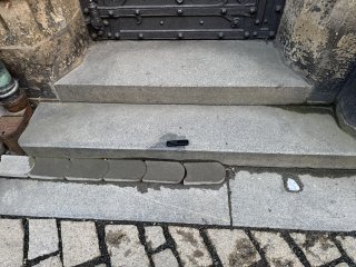 boční vchod, práh, xenolit