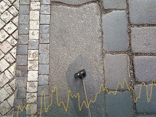 Karlova ulica, Praha, xenolit v dlažbe