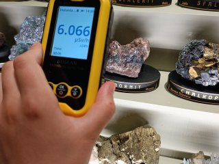 Eskebornit v Národním muzeu, vitrína č. 9 expozice minerálů