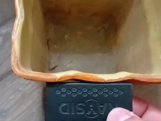 květináč s uranovou glazurou