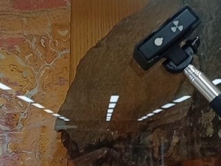 Uraninit 1 (mimo radioaktivní sbírky) v geologickém pavilonu 