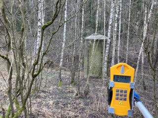 Neznámá stavba uprostřed lesa