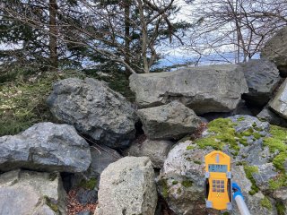 Halda kamenů u baráku