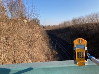 Most přes vlakovou trať