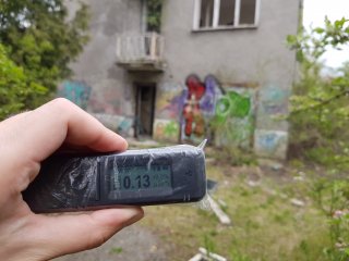 URBEX budova #2 - pred domom na dvore