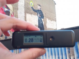 Portrét Marie Curie a psychedelická ulička