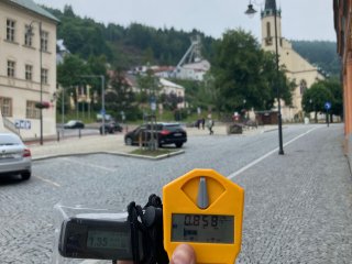 Barák u cesty s výhledem na kostel