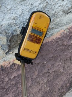 Pod oknem jednoho z domů v Mincovní ulici