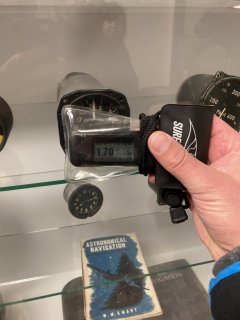 Starý výškoměr s radiovou barvou