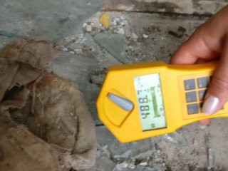 Látková část helmy hasiče zasahujícího u požáru 