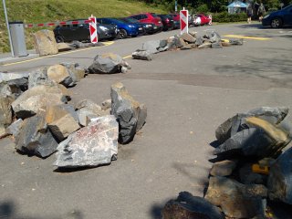 Helfštýn, hrad a kameny na parkovišti