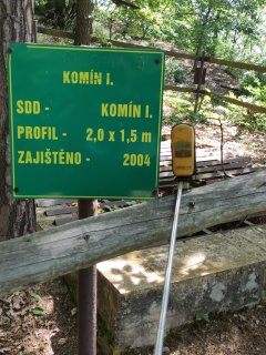 Komín u cesty mezi štolami