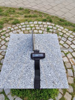 Sluneční hodiny u Hvězdárny a planetária Brno na Kraví hoře