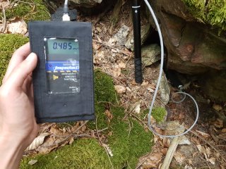 Helcmanovce - diera medzi kameňmi