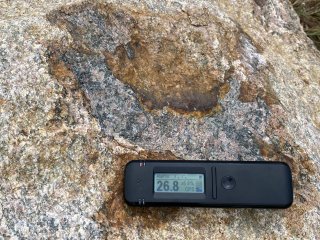 Kameny na dně pískovny