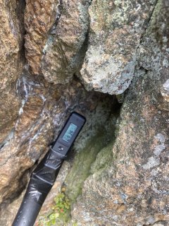 Za rozhlednou Špičák skáli