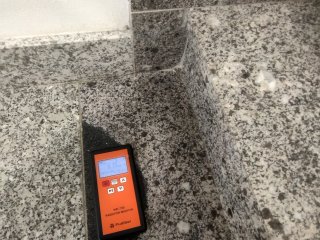 Černé skvrny na schodišti ve fakultě lesnické a dřevařské ČZU