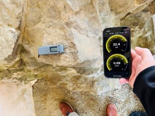 Hrad Zvíkov - mateční žula vystupující pod druhou branou