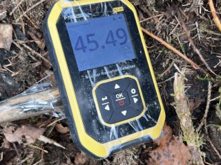 odkrytý kus uranové rudy