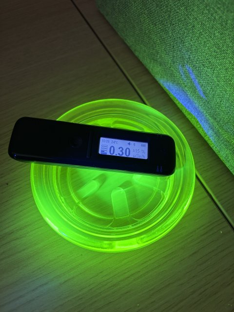 Pivní tácek - uranové sklo