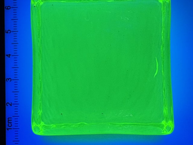 Uranové sklo - kostka (současná výroba)