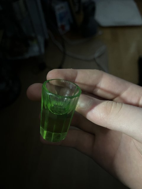 Panák z uranového skla